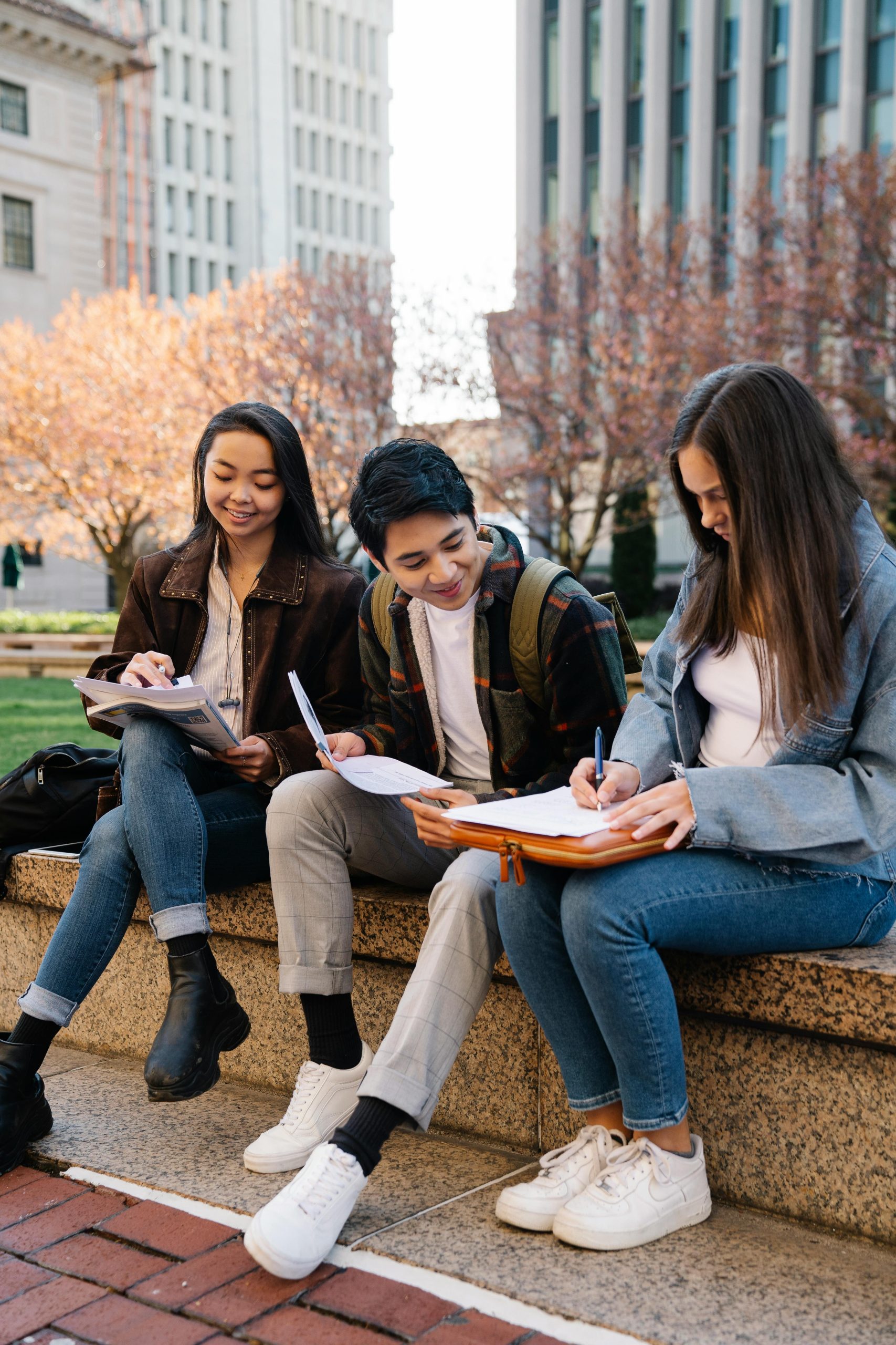 College Dilemma: Closed Campus vs City Life – What Should I Choose?